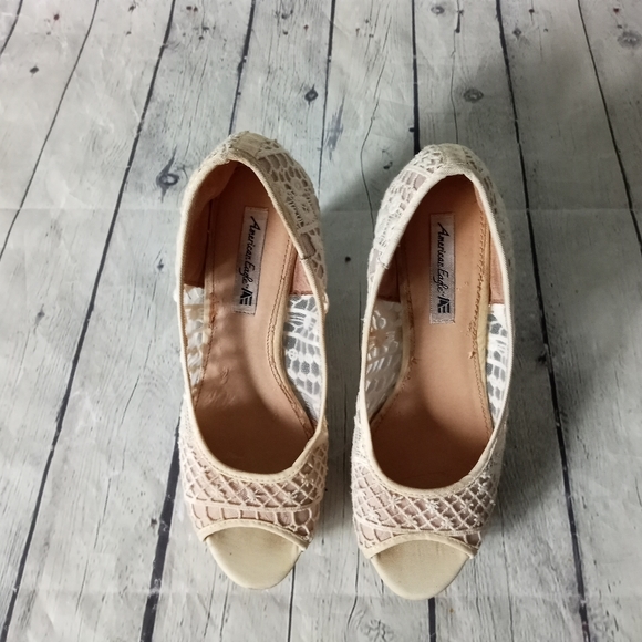 EUC American Eagle lacy wedge heels - 9 - Picture 5 of 9